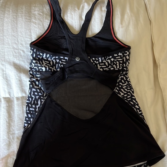 Lululemon Size 4 yoga top - Picture 2 of 2